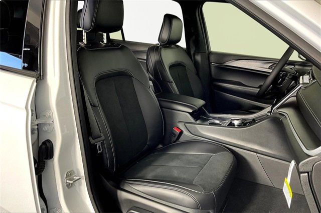 New 2025 Jeep Grand Cherokee L Altitude image 12