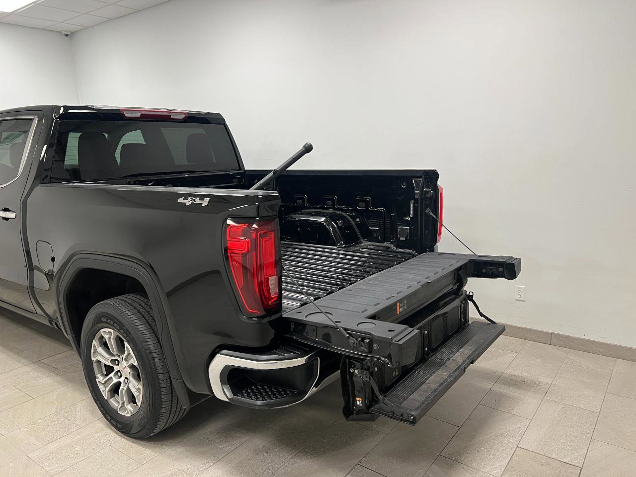 Used 2025 GMC Sierra 1500 SLT image 23