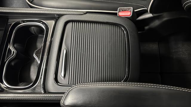 Used 2025 Chrysler Pacifica Limited image 24