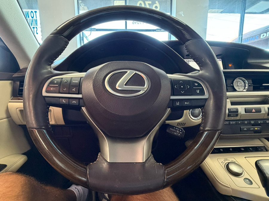 Used 2016 Lexus ES 350 w/ Luxury Package w/Wood Trim FWD image 16