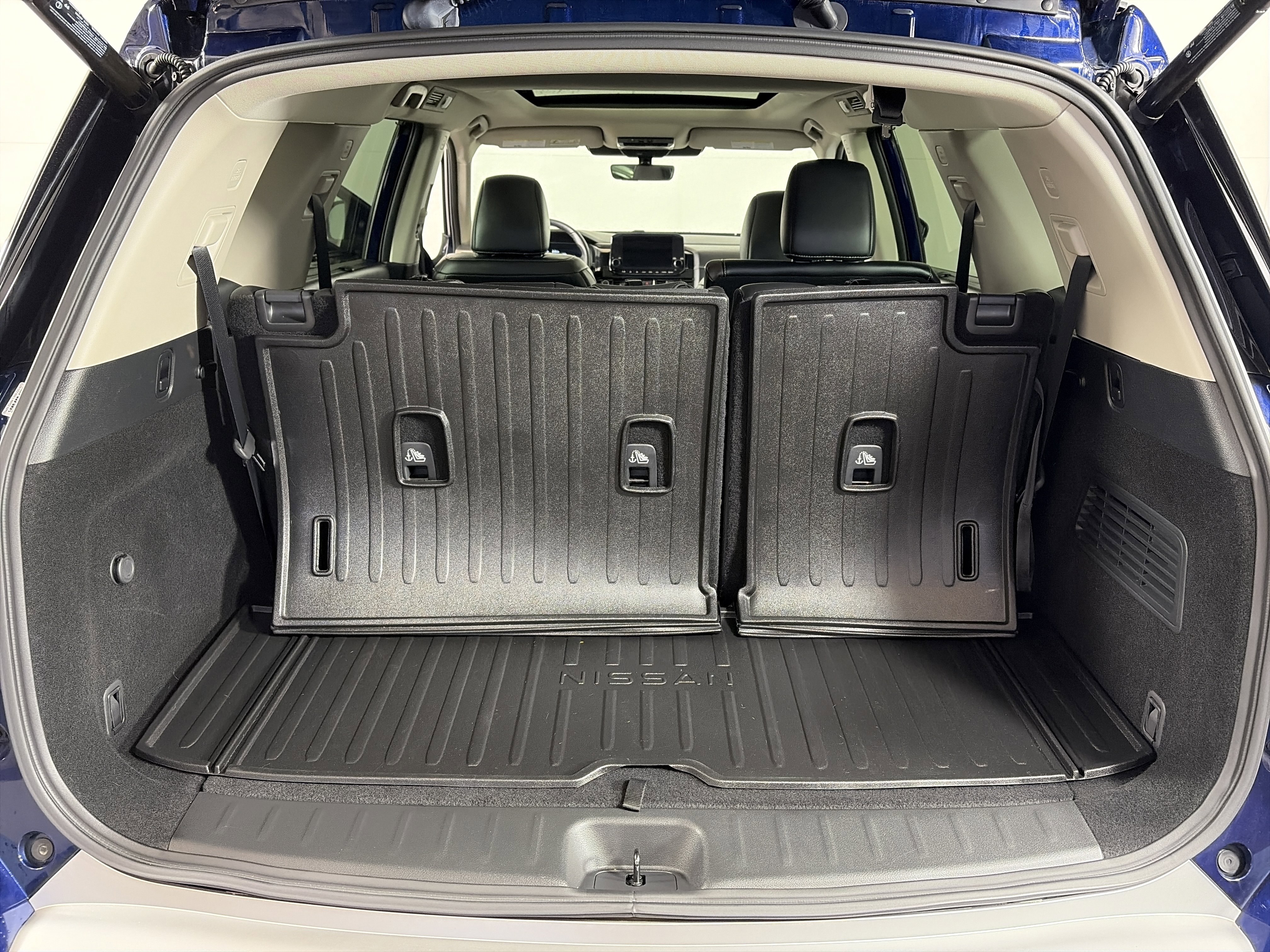 Used 2024 Nissan Pathfinder Platinum w/ Cargo Package image 15