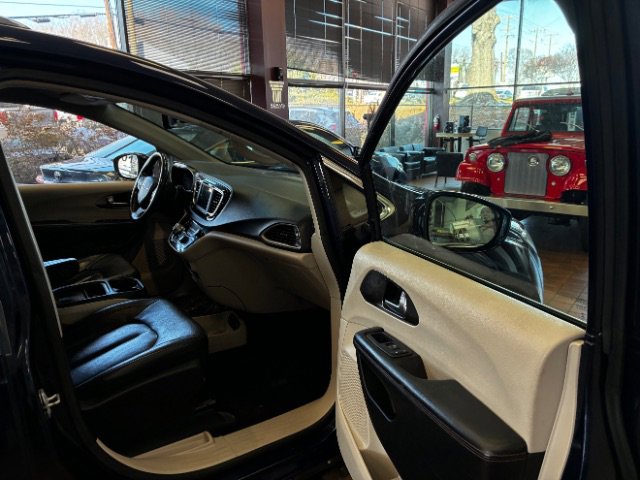 Used 2020 Chrysler Pacifica Touring-L FWD image 28