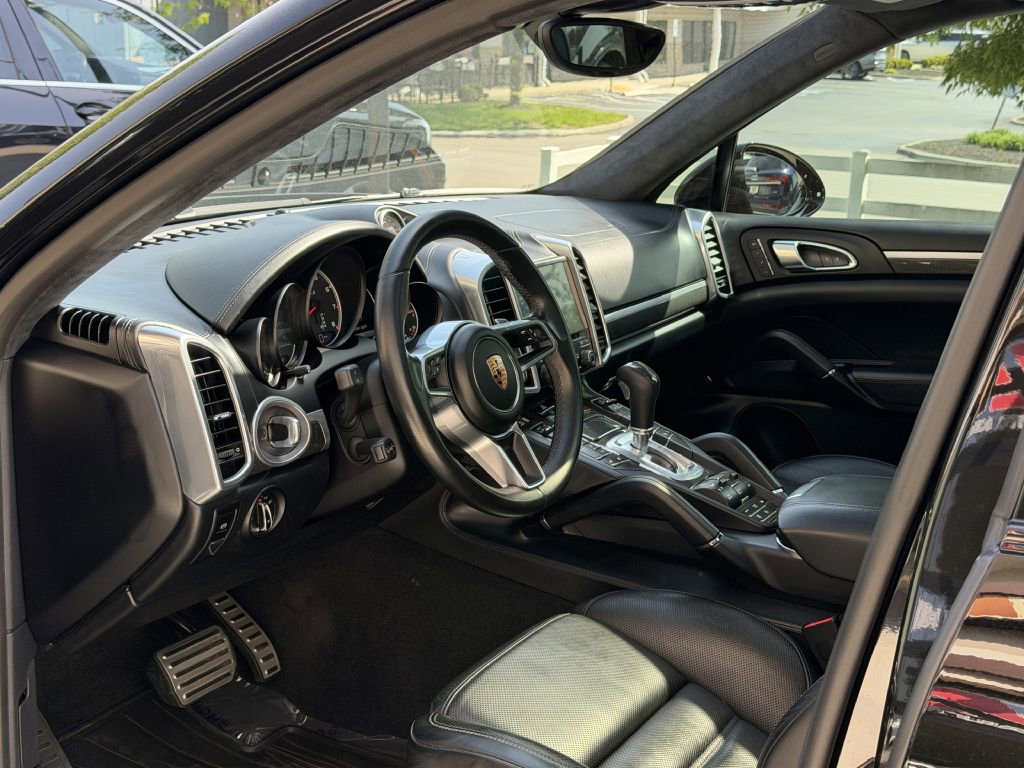 Used 2018 Porsche Cayenne Turbo S AWD/4WD image 16