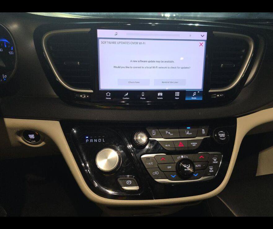 Used 2024 Chrysler Pacifica Touring-L FWD image 6