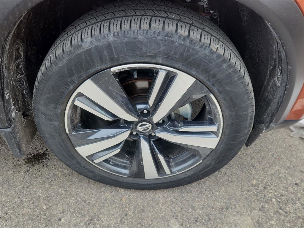 Used 2021 Nissan Rogue Platinum image 2