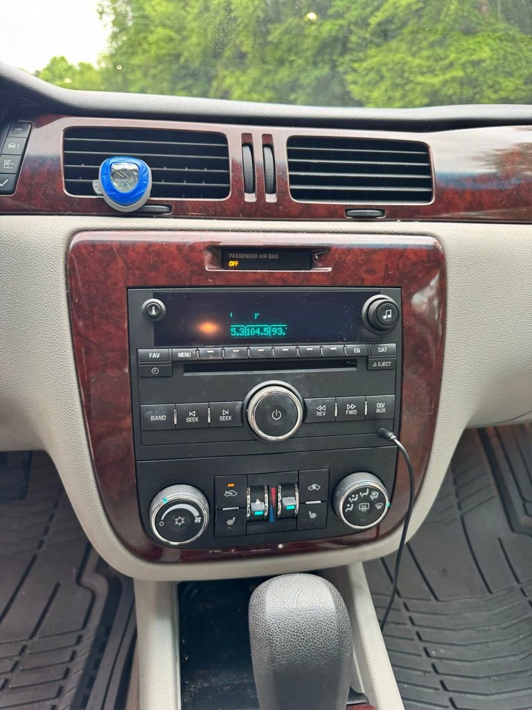 Used 2009 Chevrolet Impala LT w/ Luxury Edition Package FWD image 16