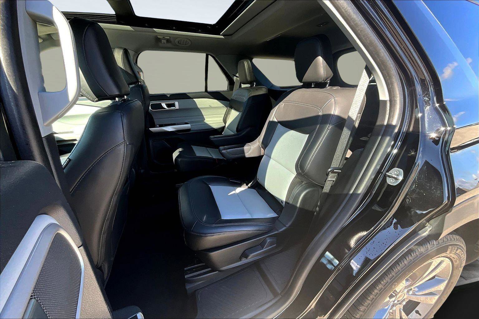 Used 2022 Ford Explorer XLT w/ Equipment Group 202A image 17