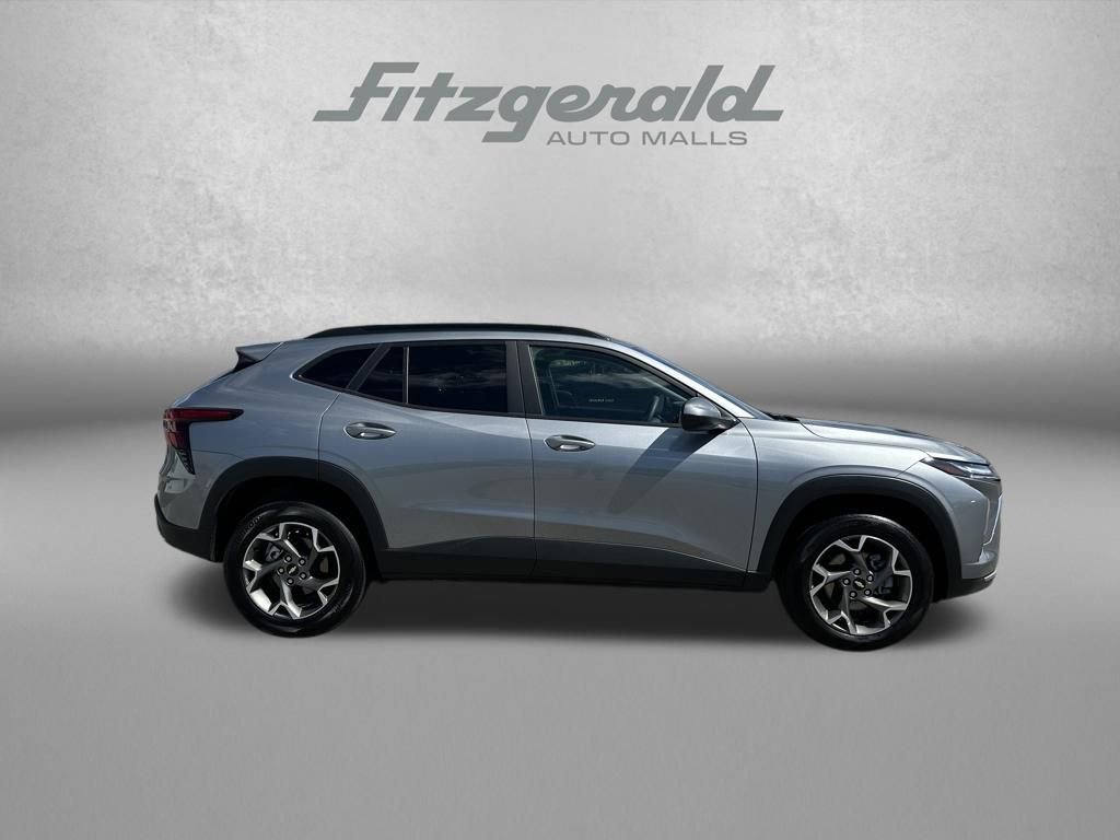 Used 2025 Chevrolet Trax LT FWD image 4