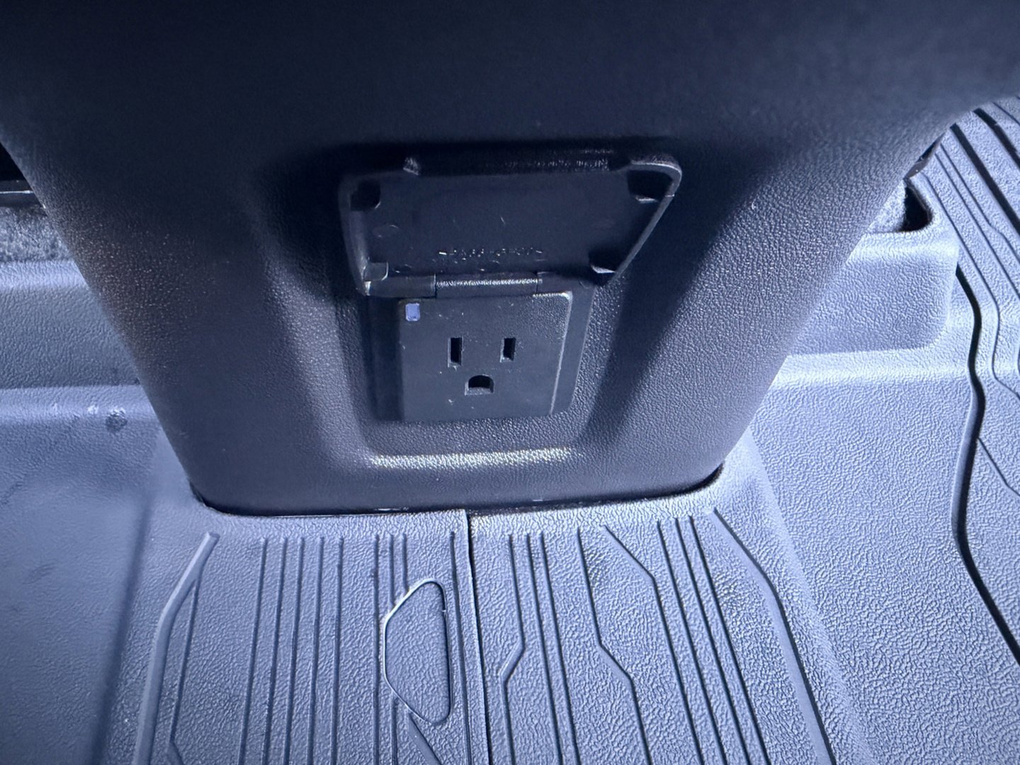 Used 2023 GMC Terrain SLT w/ Infotainment Package II image 33