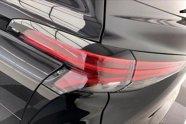 Used 2024 Toyota Sienna Limited image 30