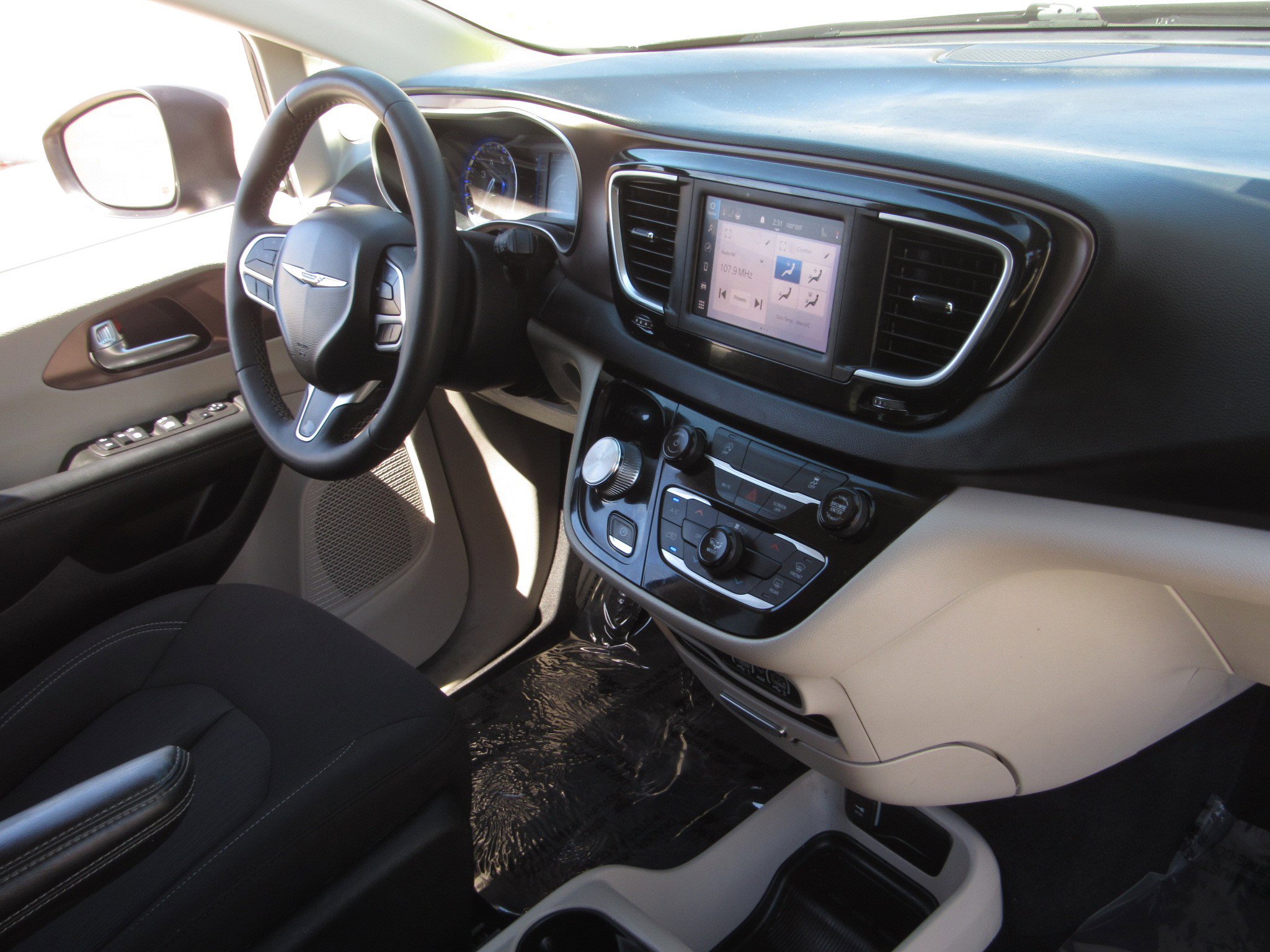 Used 2023 Chrysler Voyager LX FWD image 9