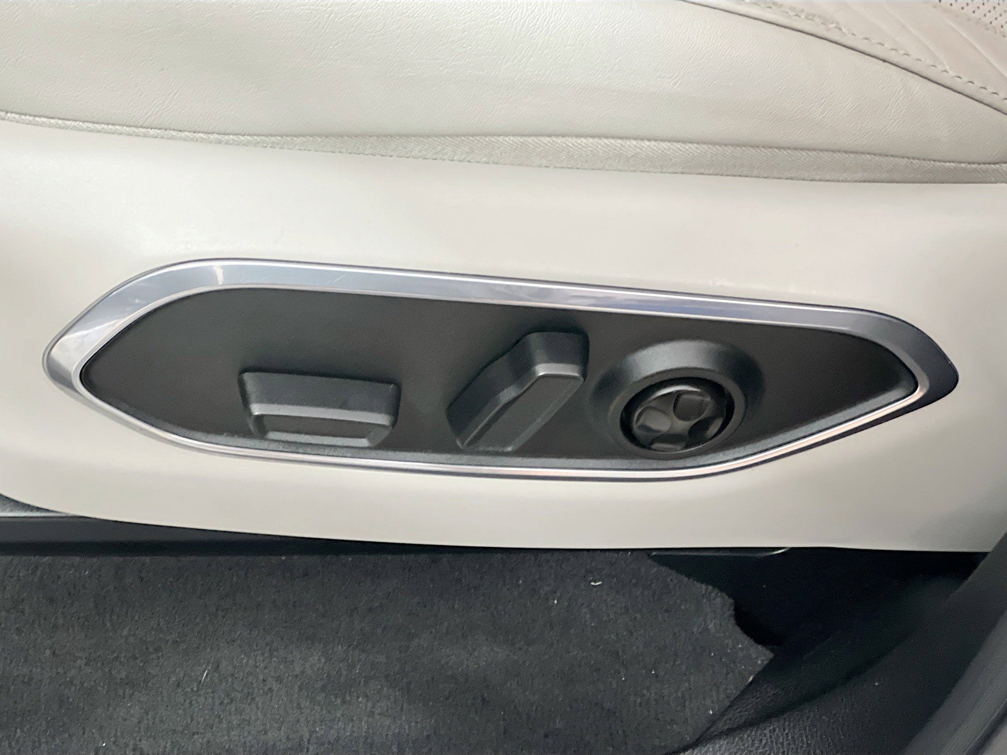 Used 2024 Jeep Wagoneer L Series II image 15