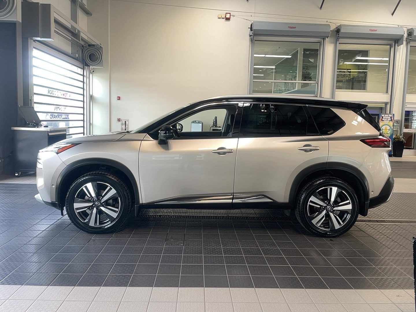 Used 2022 Nissan Rogue Platinum w/ Head-Up Display Package AWD/4WD image 4