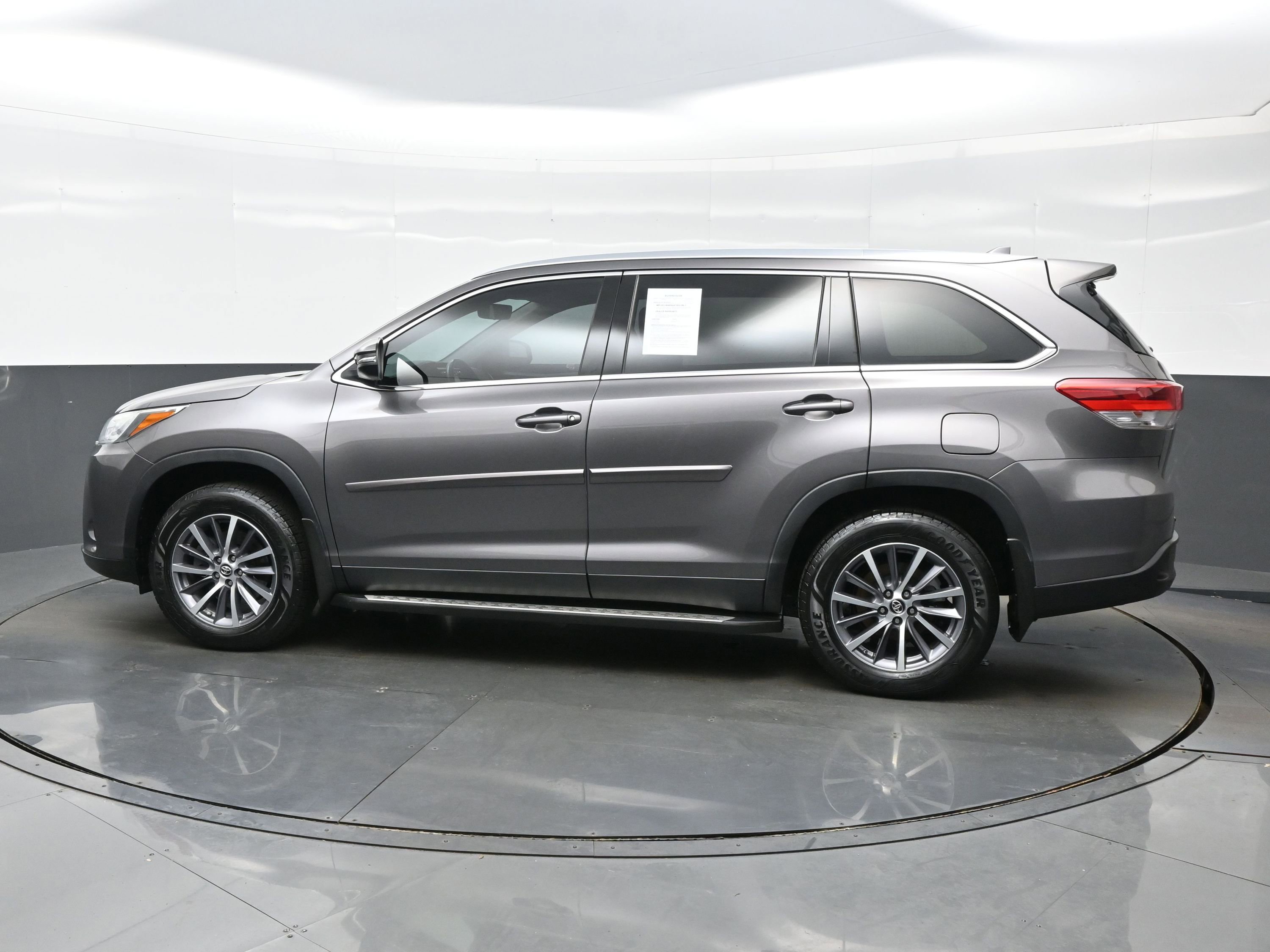 Used 2019 Toyota Highlander XLE AWD/4WD image 3