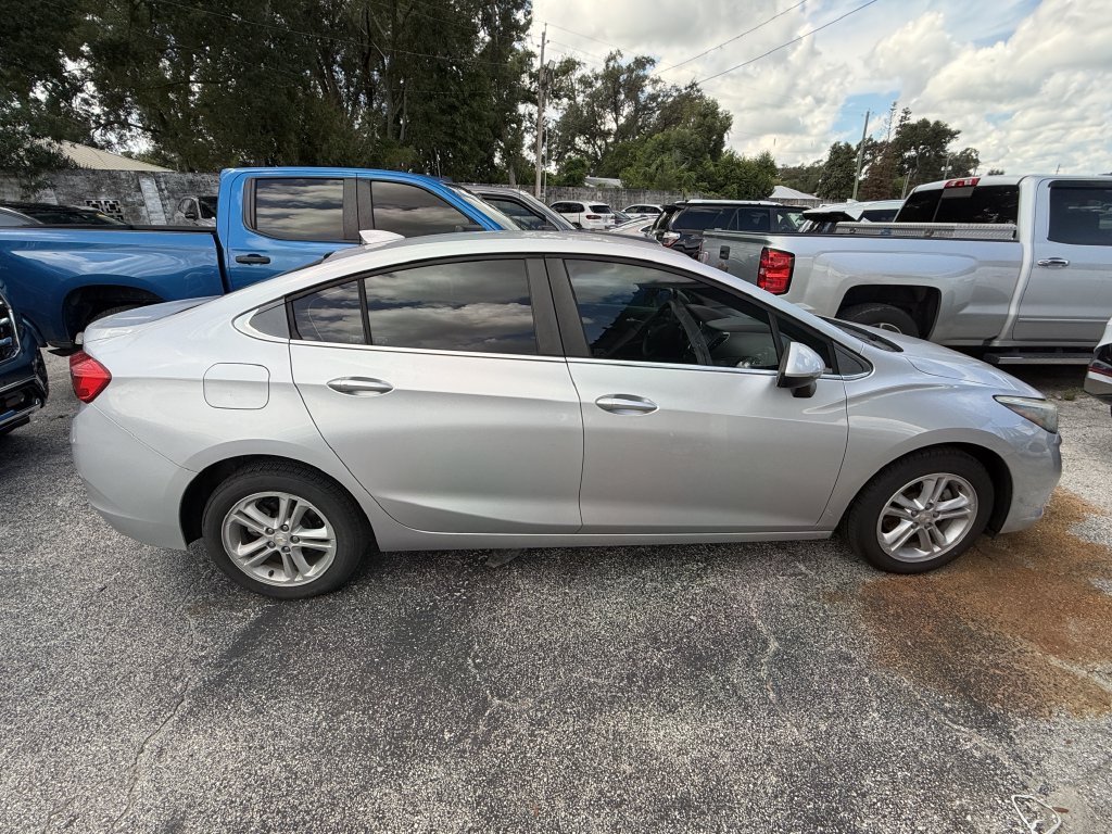Used 2017 Chevrolet Cruze LT w/ Convenience Package FWD image 3