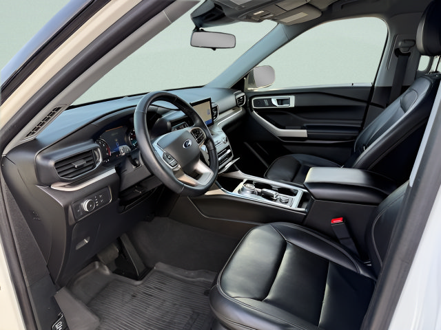 Used 2022 Ford Explorer XLT w/ Equipment Group 202A AWD/4WD image 4