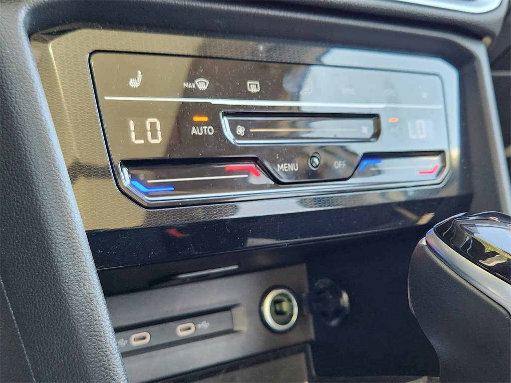 Used 2025 Volkswagen Taos SE image 13