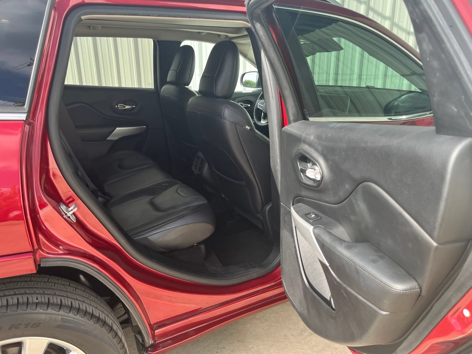Used 2017 Jeep Cherokee Overland w/ Technology Group FWD image 14