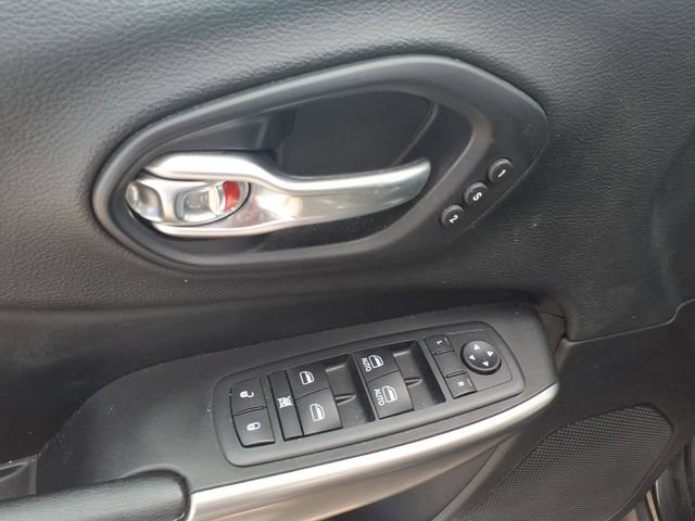 Used 2019 Jeep Cherokee Limited AWD/4WD image 13