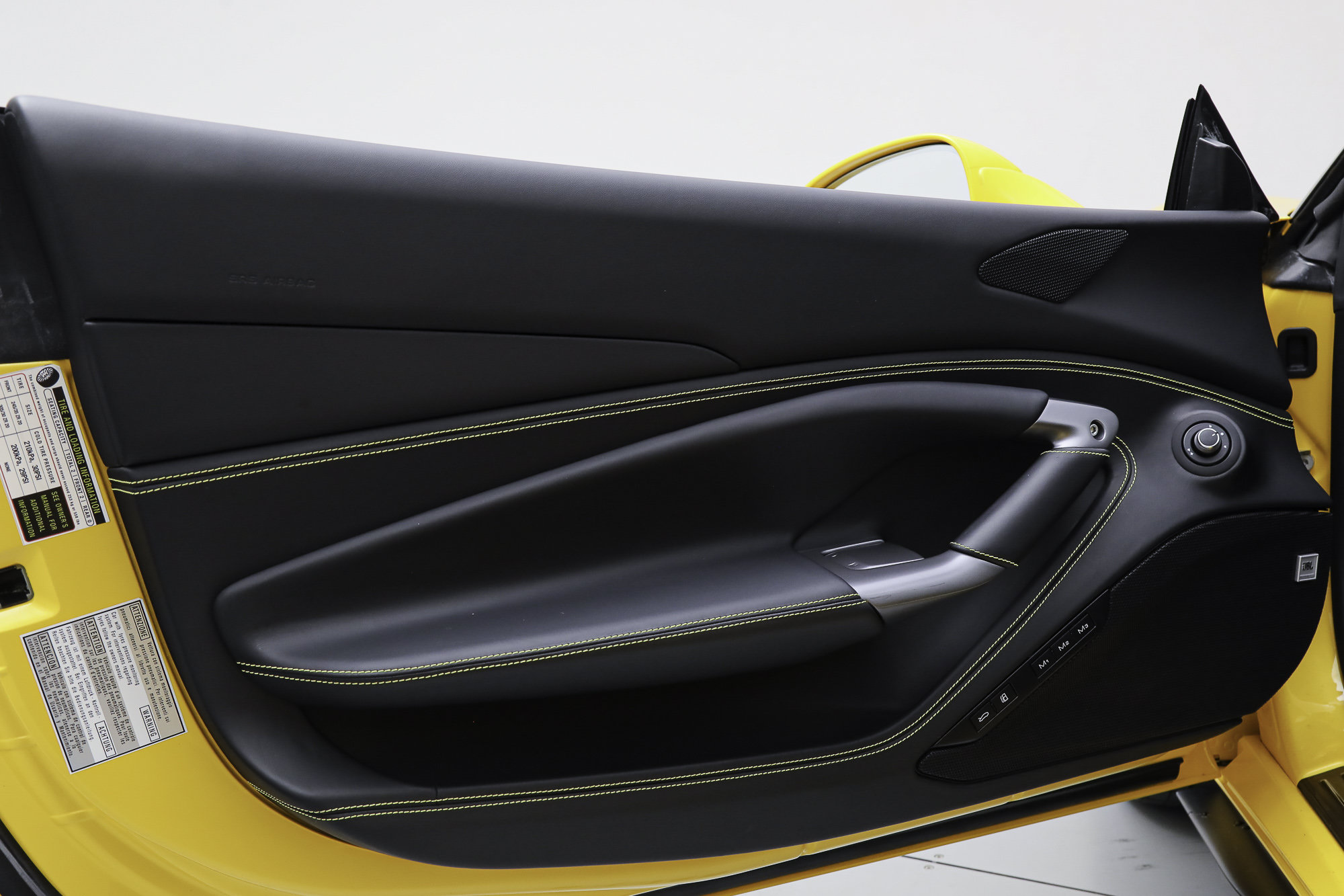 Certified 2022 Ferrari F8 Tributo RWD image 32