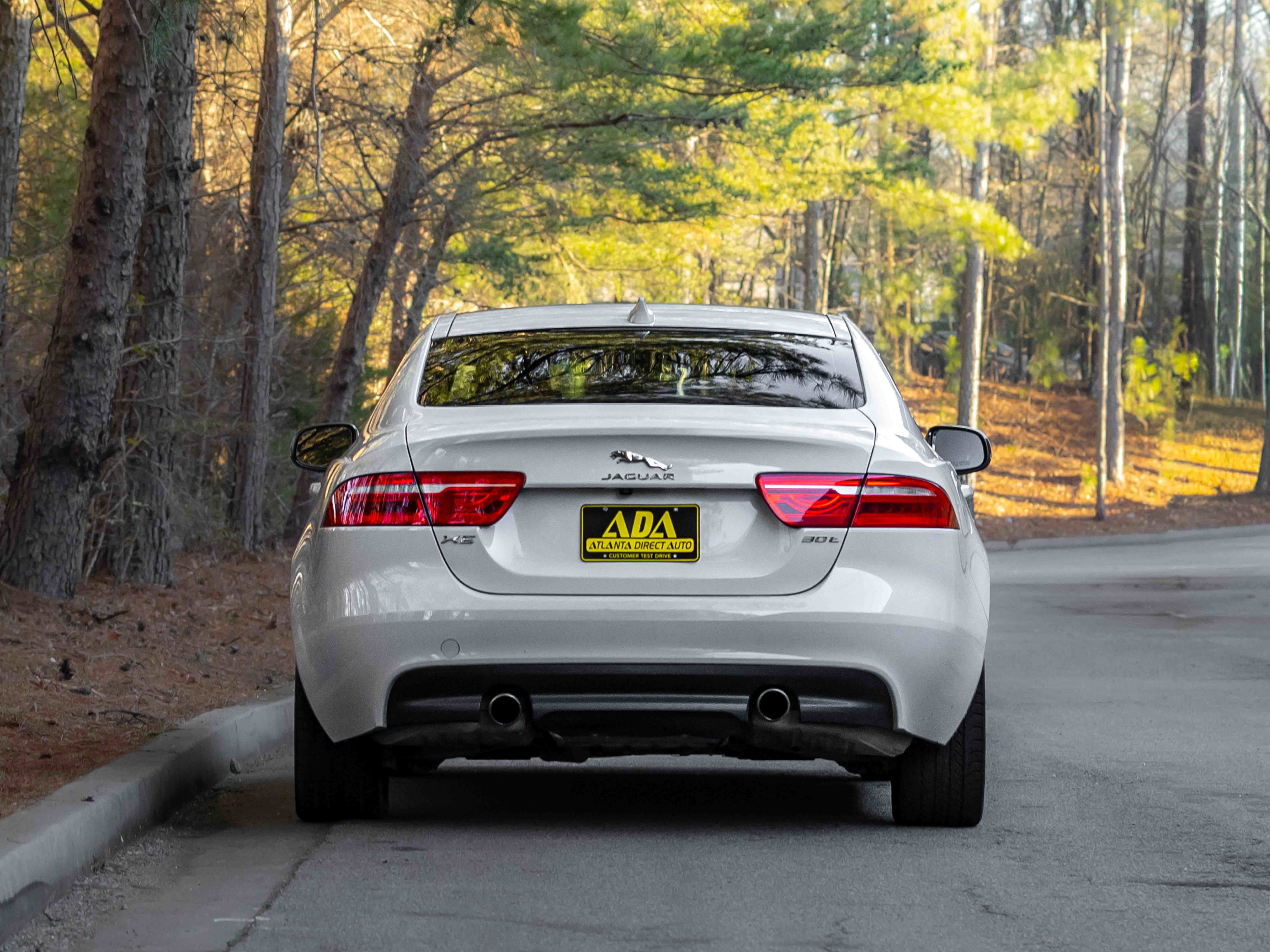 Used 2019 Jaguar XE Premium image 36