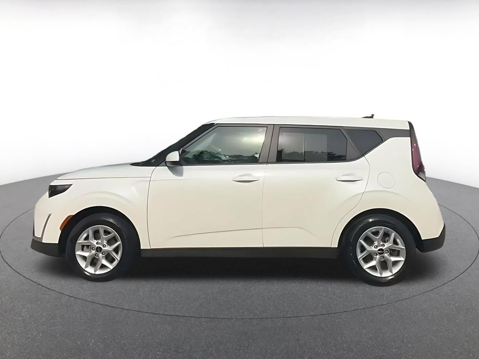 Used 2025 Kia Soul LX w/ LX Technology Package FWD image 8