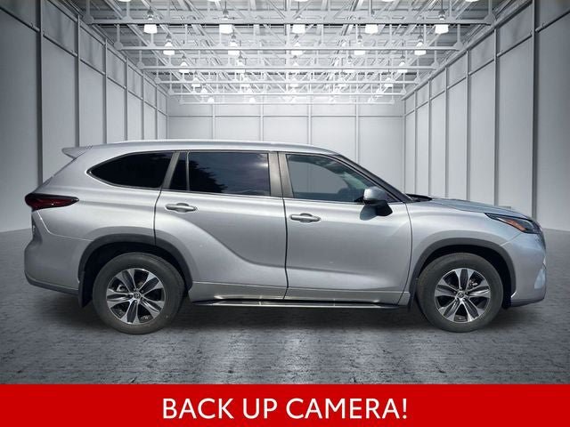 Used 2023 Toyota Highlander XLE AWD/4WD image 5