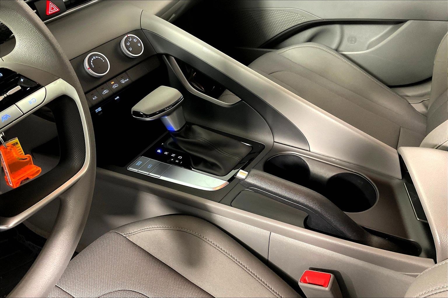 Used 2025 Hyundai Elantra SE image 17