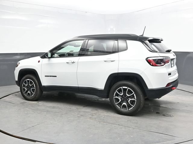 Used 2025 Jeep Compass Trailhawk AWD/4WD image 4