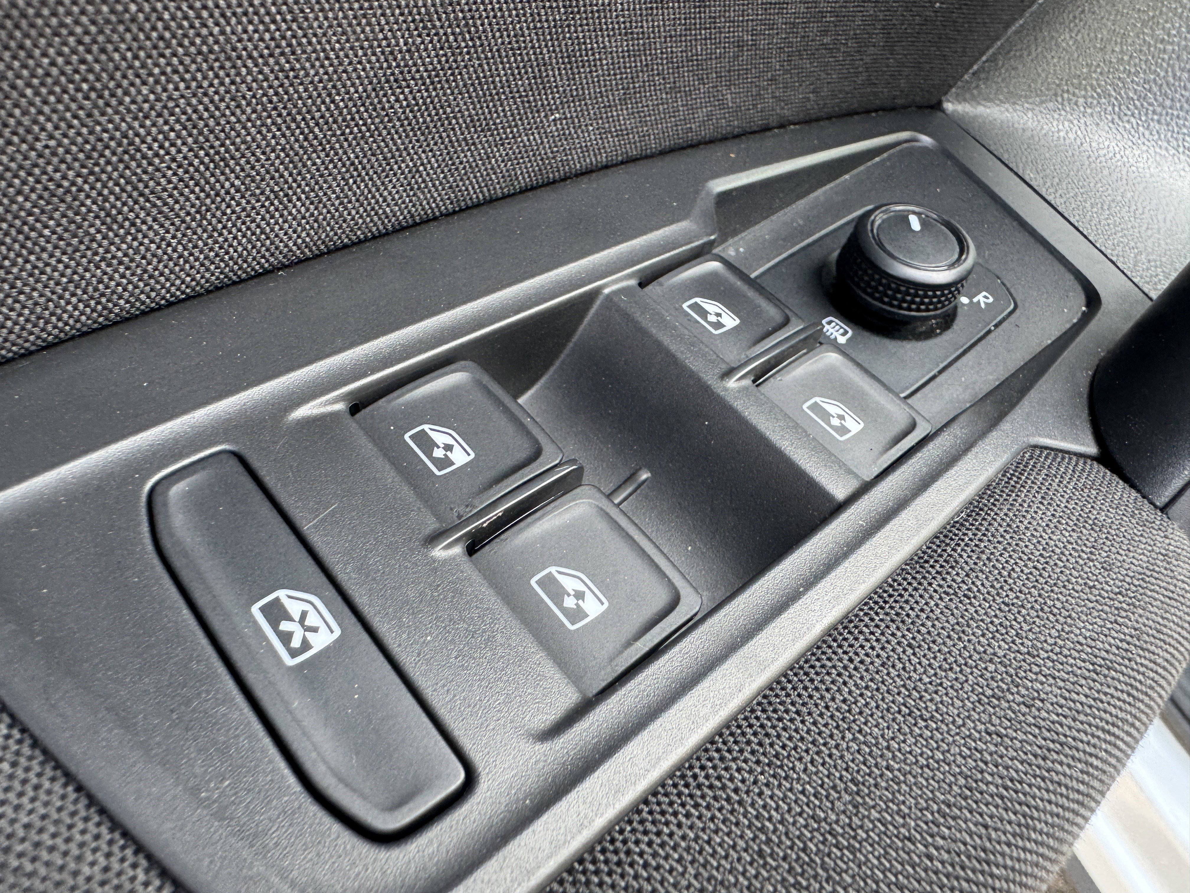 Used 2019 Volkswagen Tiguan S w/ Driver Assistance Package AWD/4WD image 10
