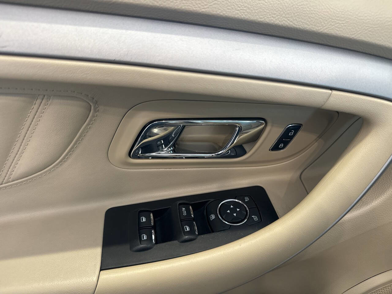 Used 2017 Ford Taurus SE image 25