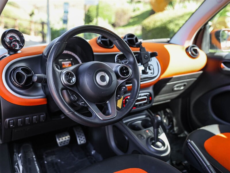 Used 2016 smart fortwo pure RWD image 17