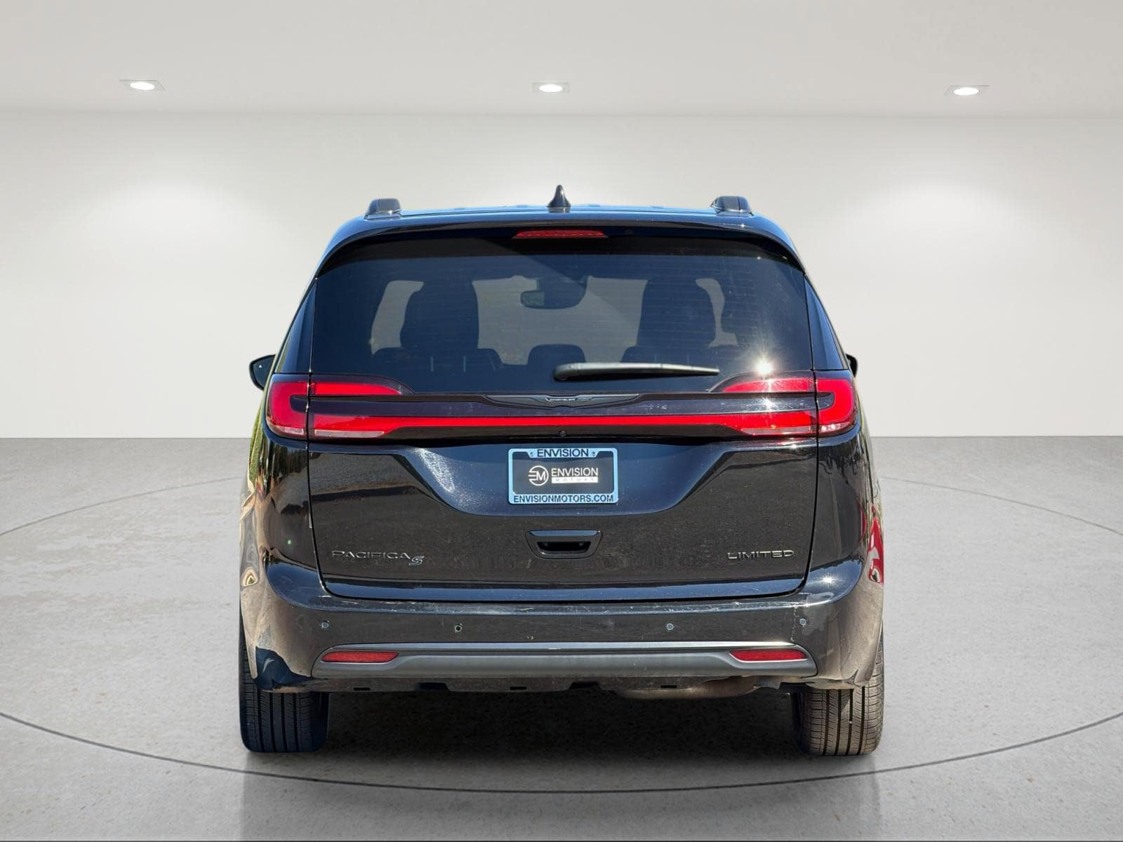 Used 2025 Chrysler Pacifica Limited FWD image 4