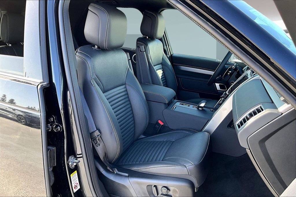 New 2025 Land Rover Discovery Dynamic SE image 11