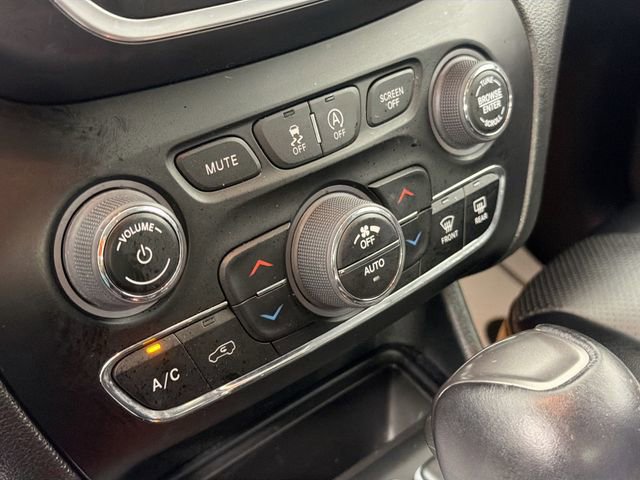 Used 2023 Jeep Cherokee Altitude Lux AWD/4WD image 16