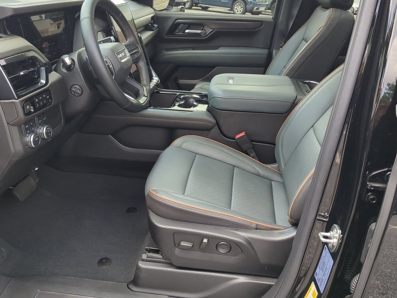 Used 2025 GMC Yukon AT4 w/ AT4 Premium Package AWD/4WD image 20