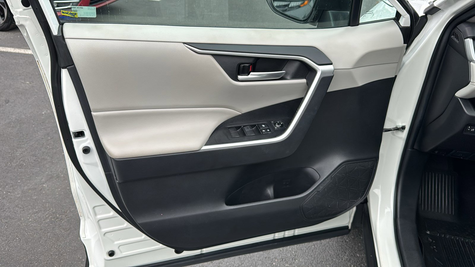 Used 2021 Toyota RAV4 XLE w/ Convenience Package FWD image 11
