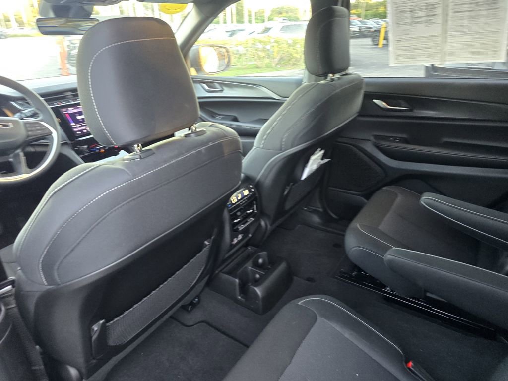 Used 2025 Jeep Grand Cherokee L Laredo image 13