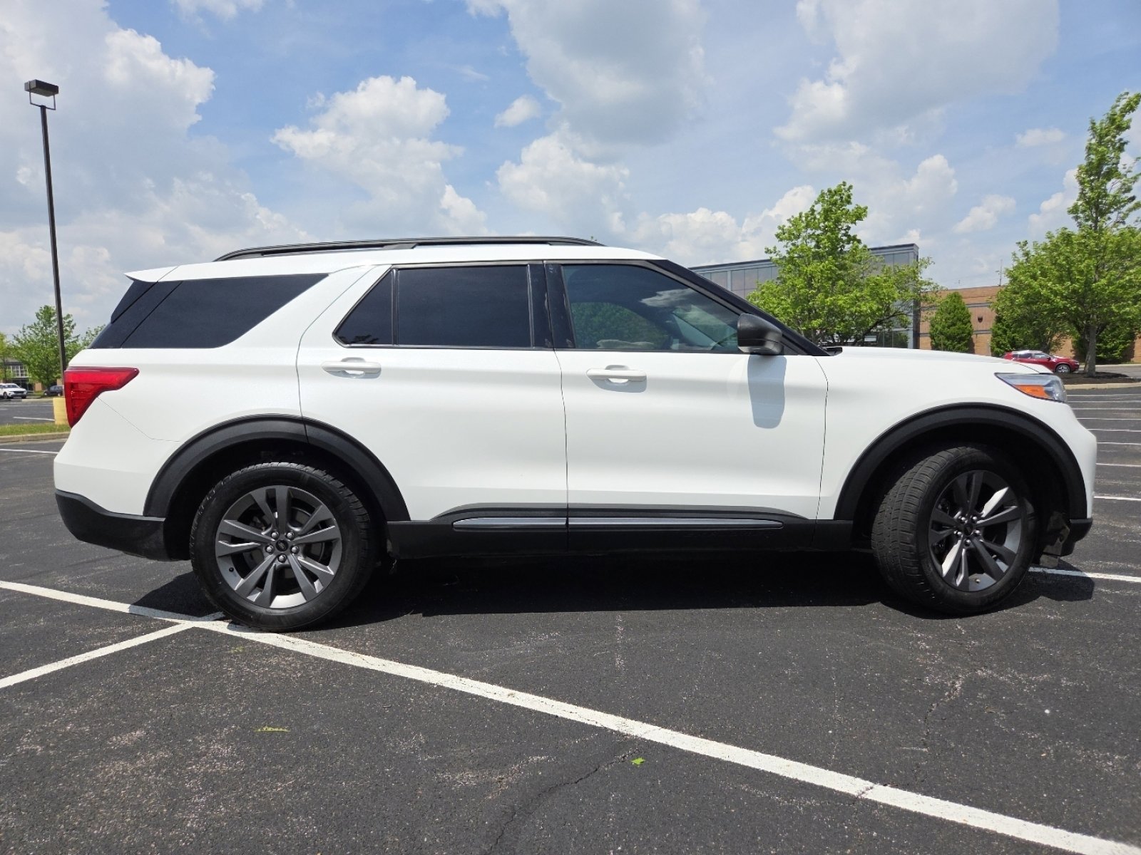 Used 2021 Ford Explorer XLT w/ Equipment Group 202A AWD/4WD image 25