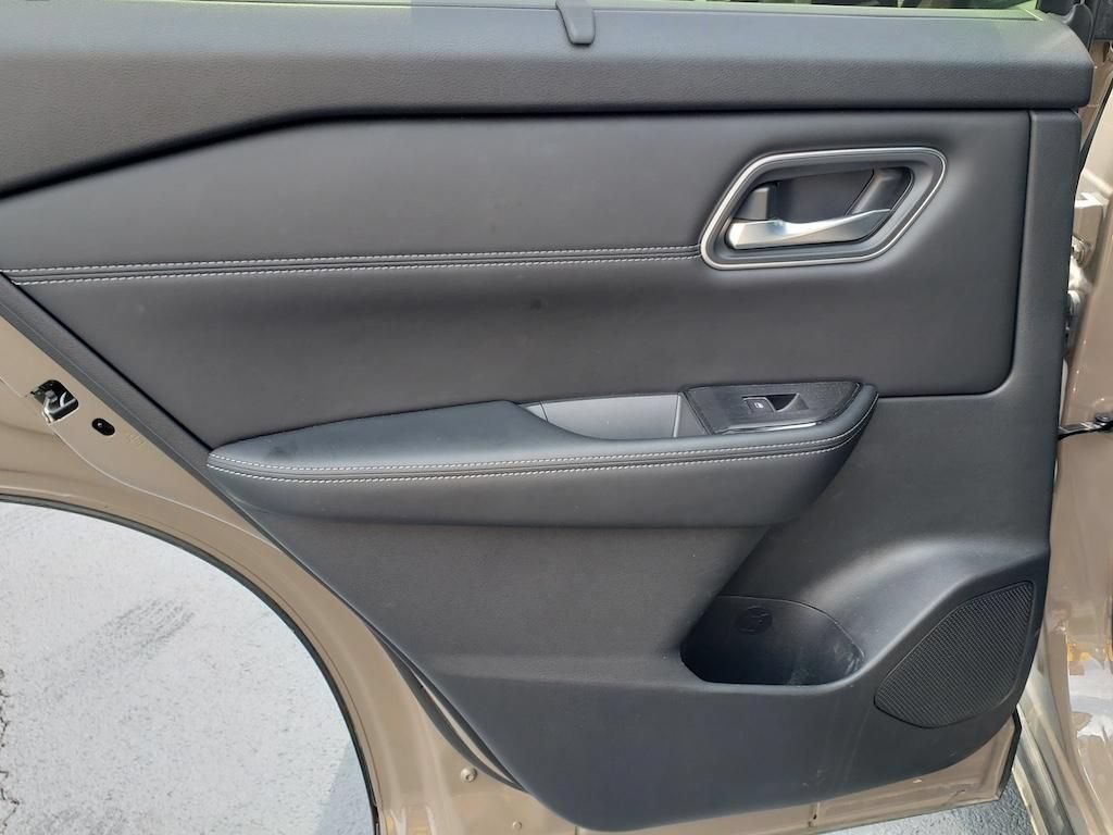 Used 2024 Nissan Rogue Platinum w/ Platinum Premium Package AWD/4WD image 34