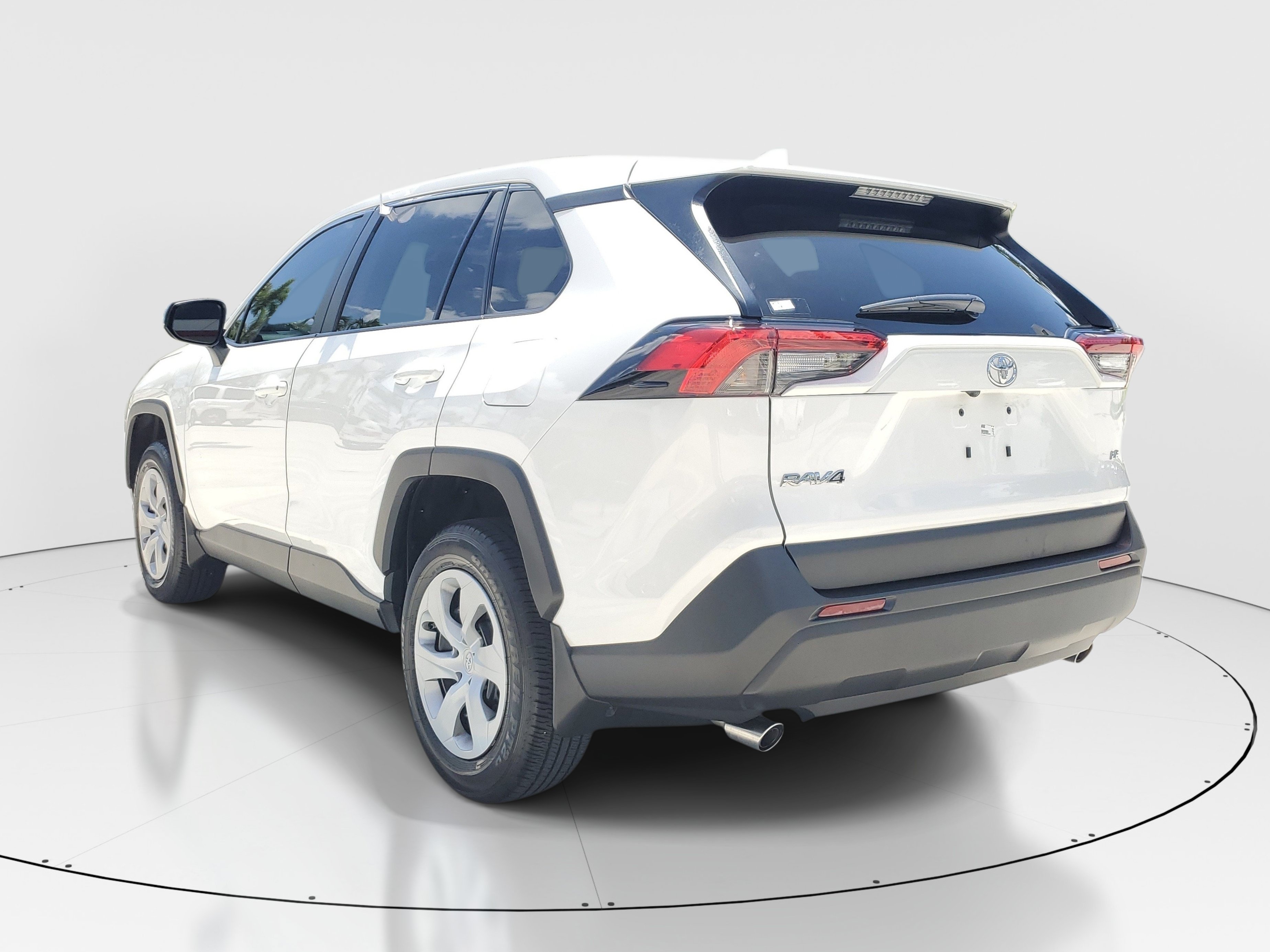 Used 2024 Toyota RAV4 LE FWD image 4