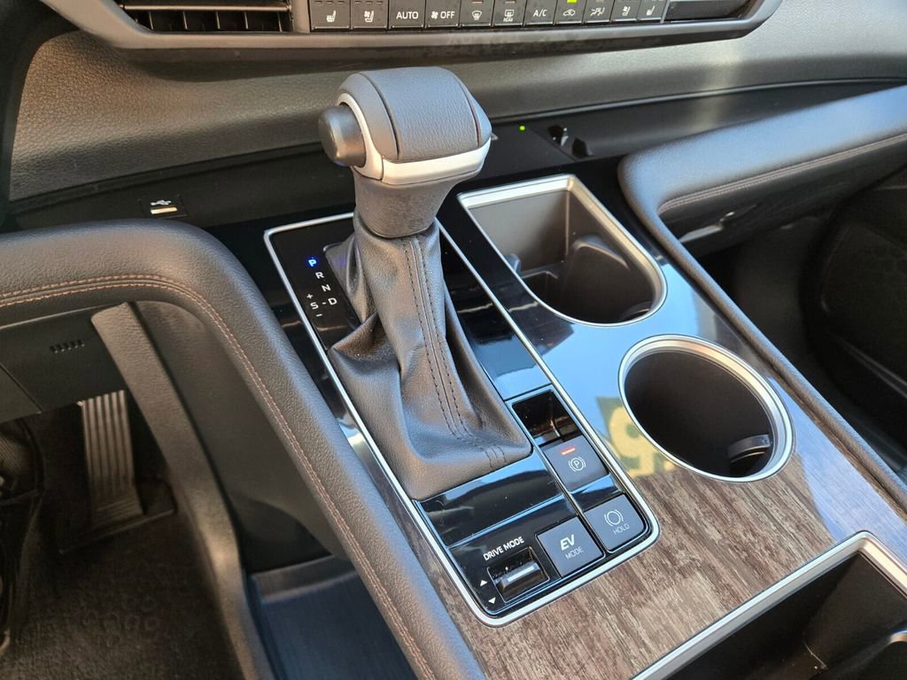 Used 2025 Toyota Sienna Limited image 26