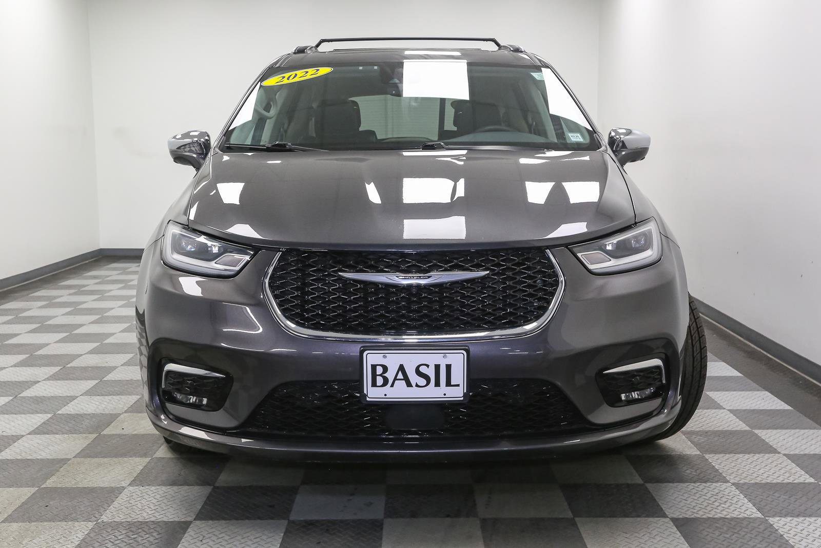 Used 2022 Chrysler Pacifica Limited w/ Uconnect Theater Family Group AWD/4WD image 3