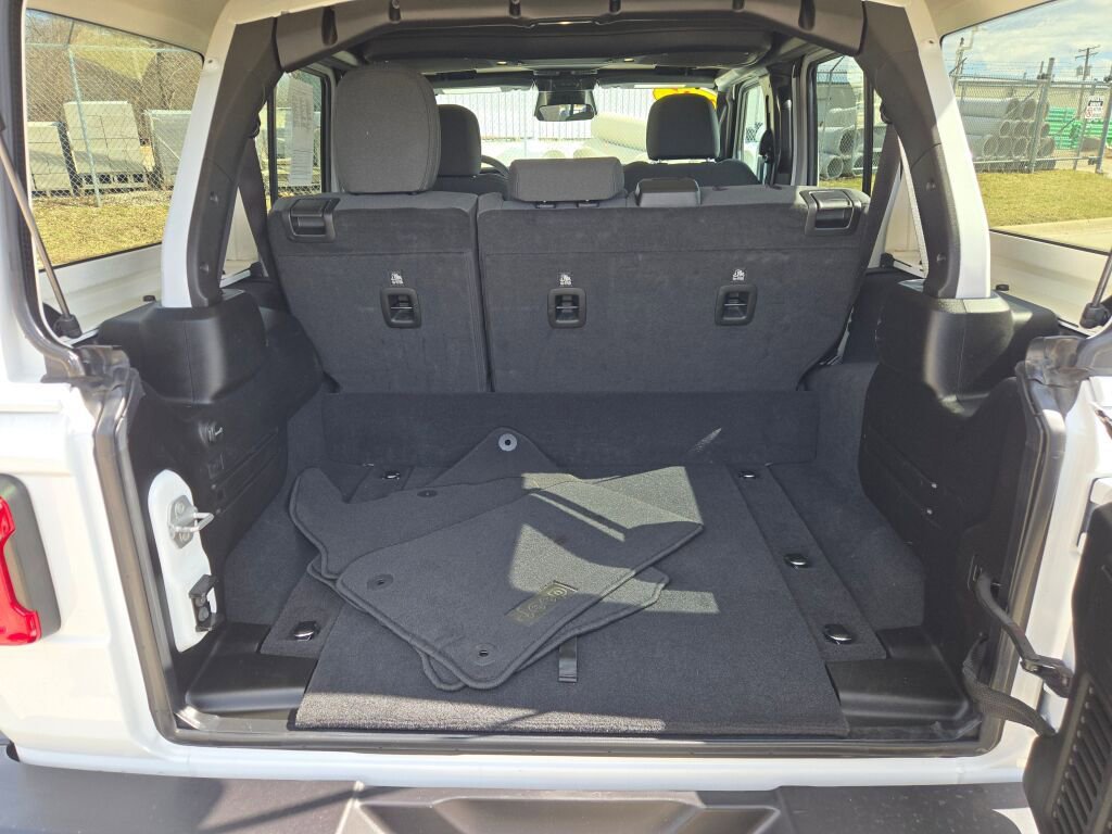 Used 2025 Jeep Wrangler Unlimited Sahara w/ Safety Group image 15