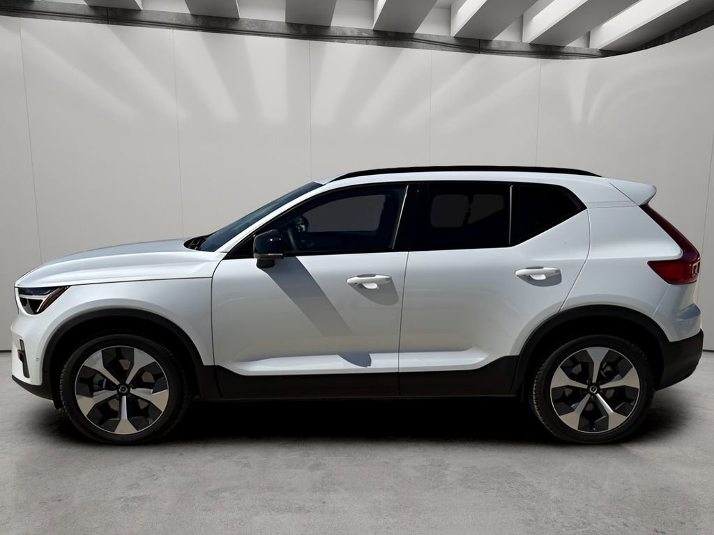 Used 2023 Volvo XC40 B4 Ultimate image 2