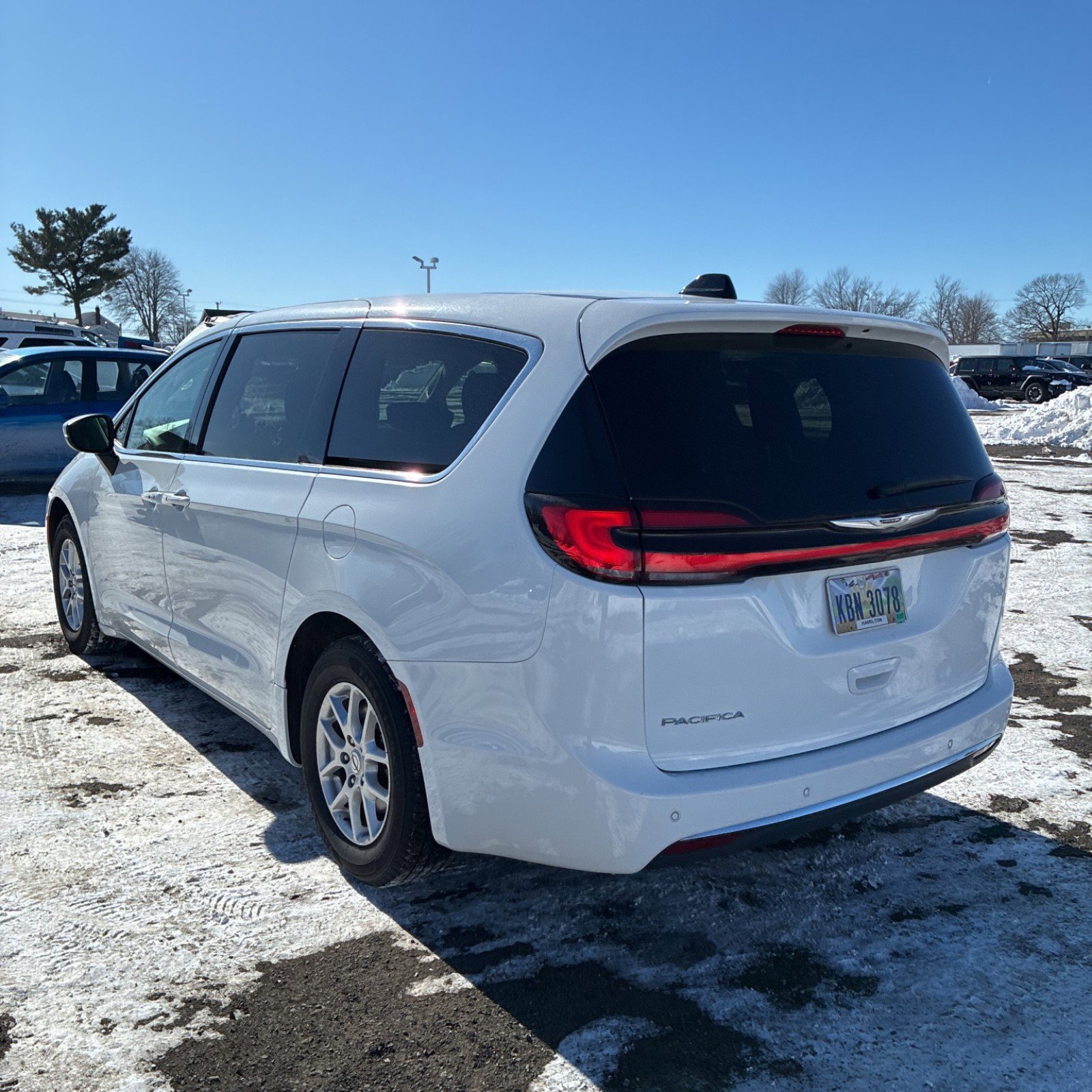 Used 2023 Chrysler Pacifica Touring-L image 3