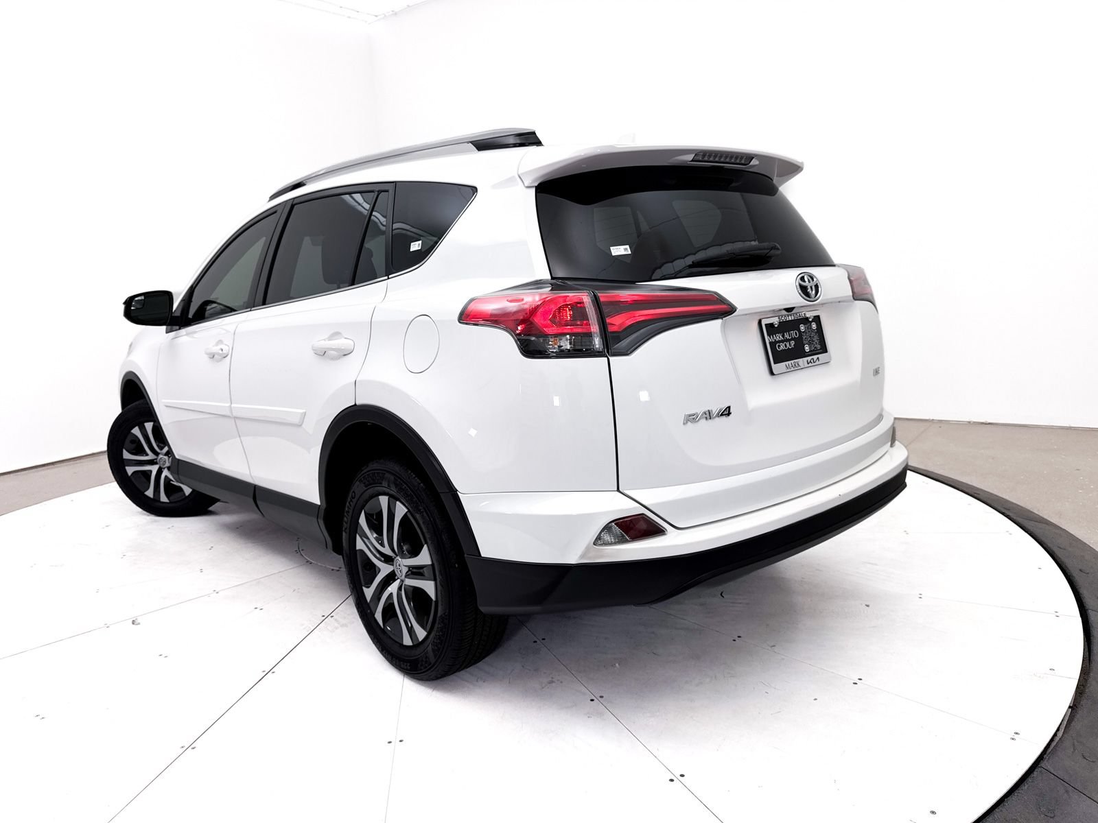 Used 2017 Toyota RAV4 LE FWD image 2