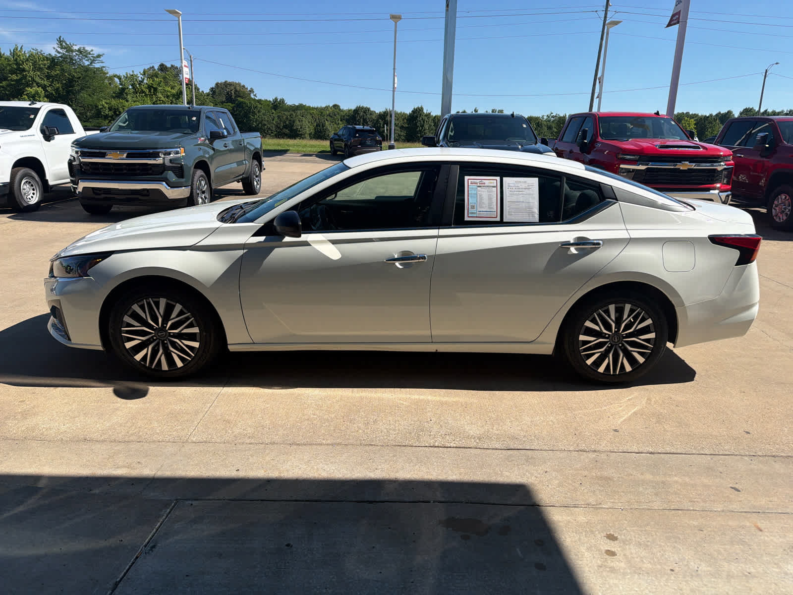 Used 2025 Nissan Altima 2.5 SV FWD image 3