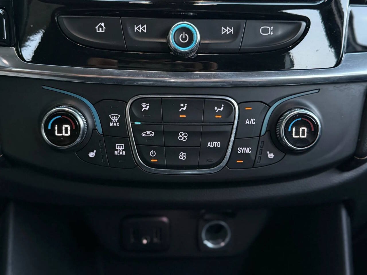 Used 2020 Chevrolet Traverse LT AWD/4WD image 32