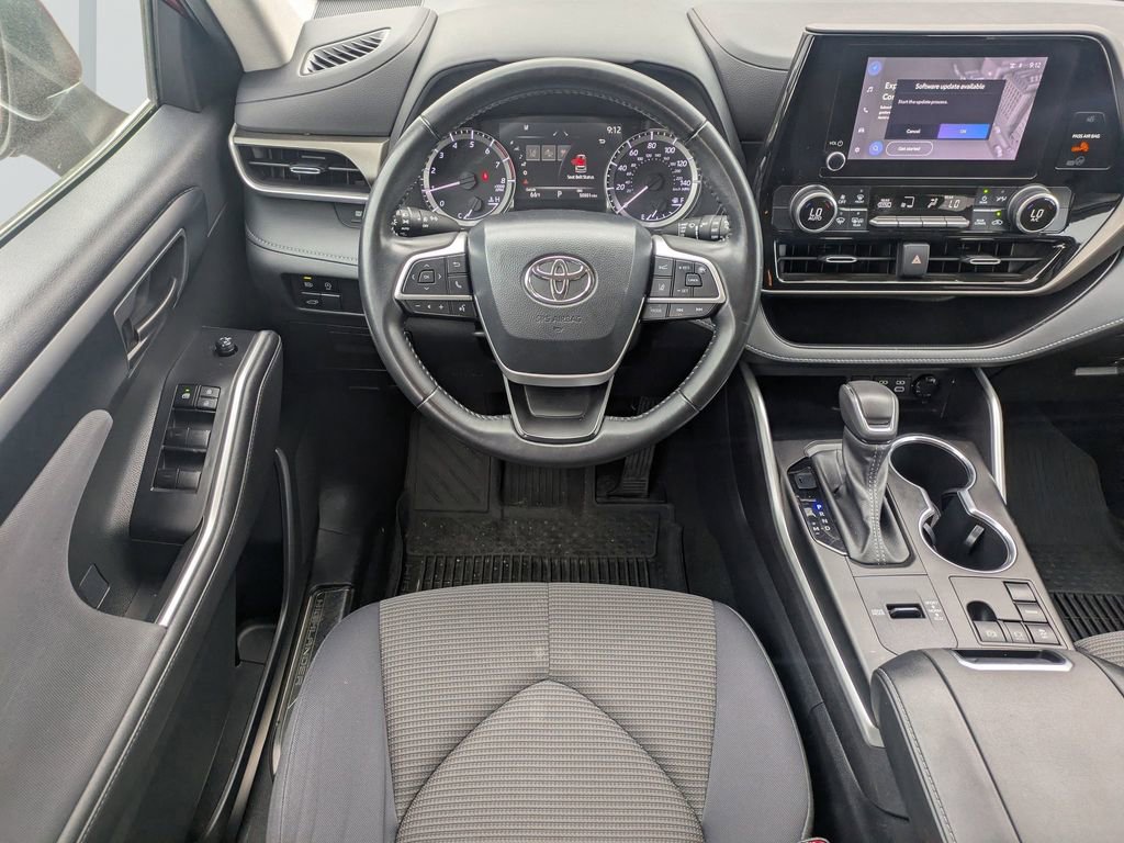 Used 2023 Toyota Highlander LE image 17